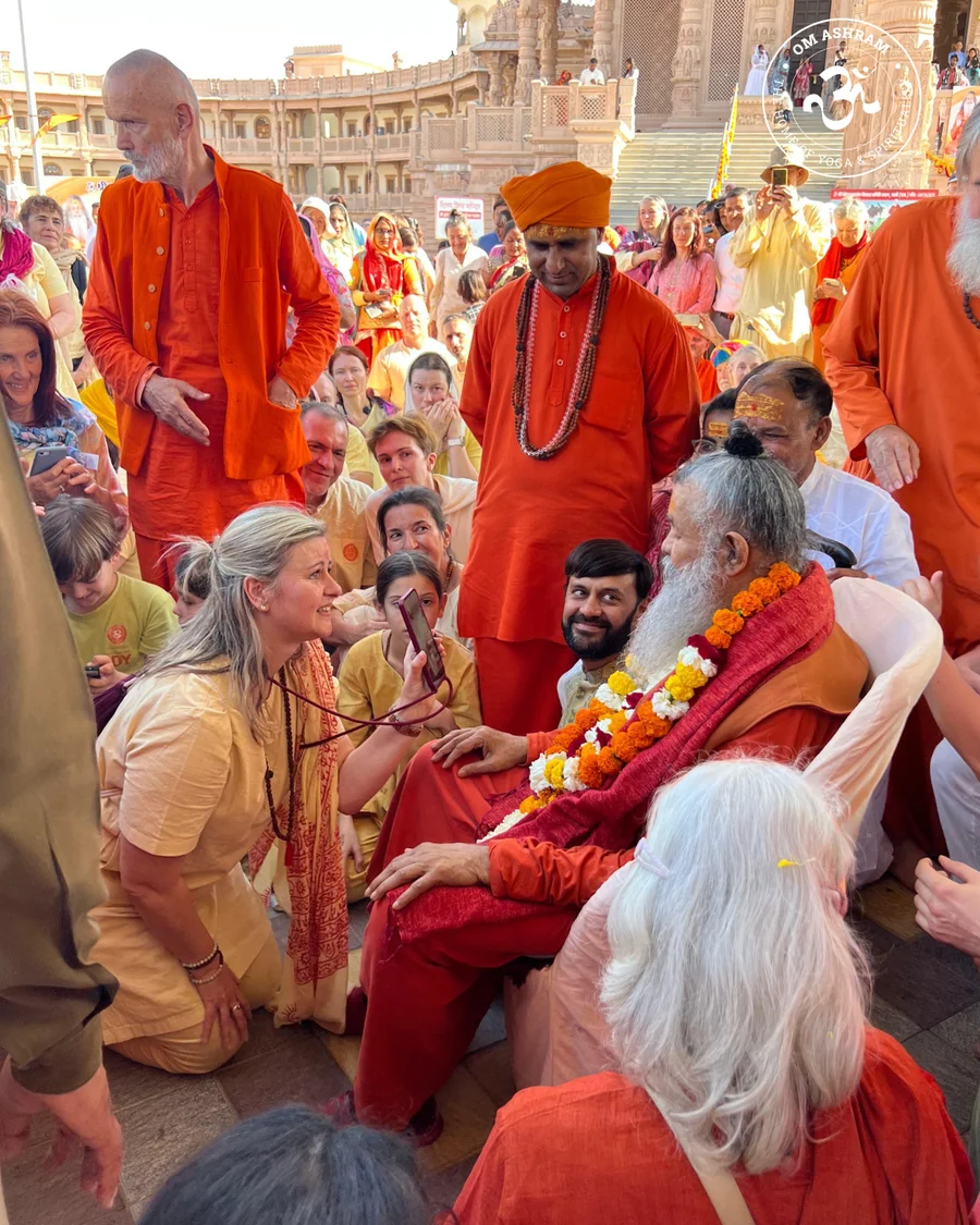 Global gathering of devotees receiving Darshan from Shree Vishwaguru Ji at the Jadan Shiva Temple.